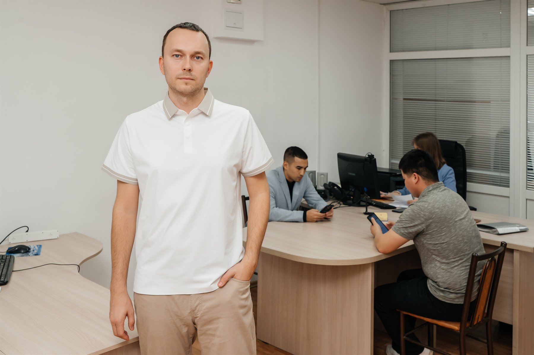 Адвокат Вячеслав Равдель с командой в офисе юридического центра